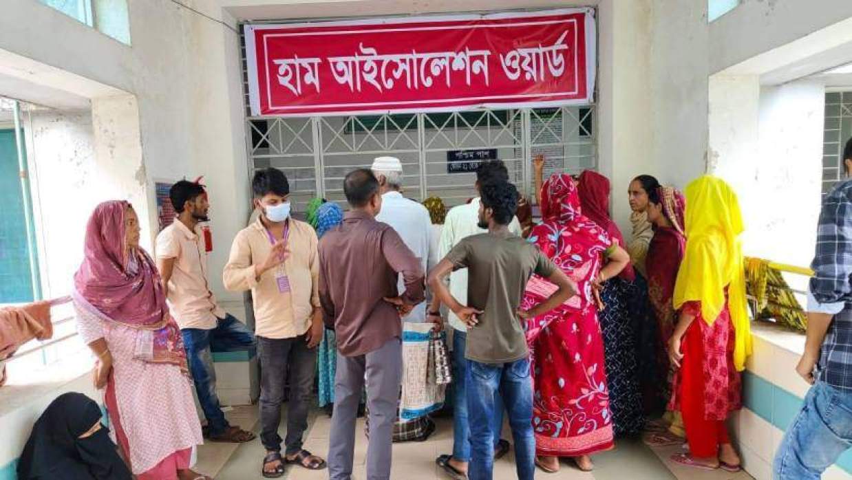 ময়মনসিংহ মেডিকেল কলেজ হাসপাতালের আইসোলেশন ওয়ার্ডের সামনে রোগীর স্বজনরা