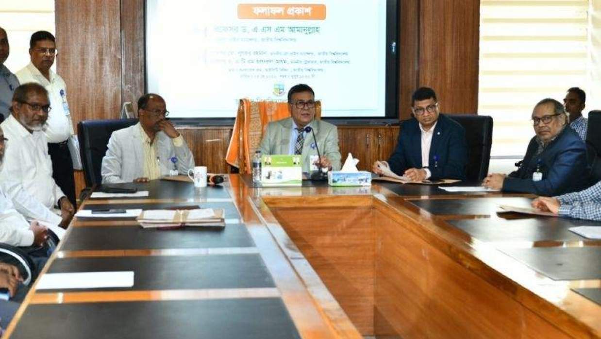 জাতীয় বিশ্ববিদ্যালয়ের ভাইস-চ্যান্সেলর প্রফেসর ড. এ এস এম আমানুল্লাহ ফল প্রকাশ করেন