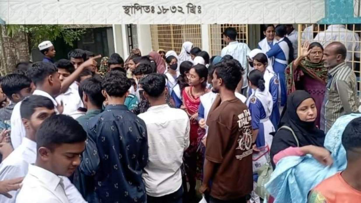 পরীক্ষাকেন্দ্রের বাইরে পরীক্ষার্থী ও অভিভাবকদের অবস্থান