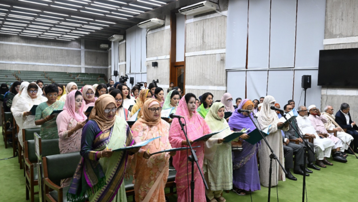 শপথ নিলেন নারী এমপিরা