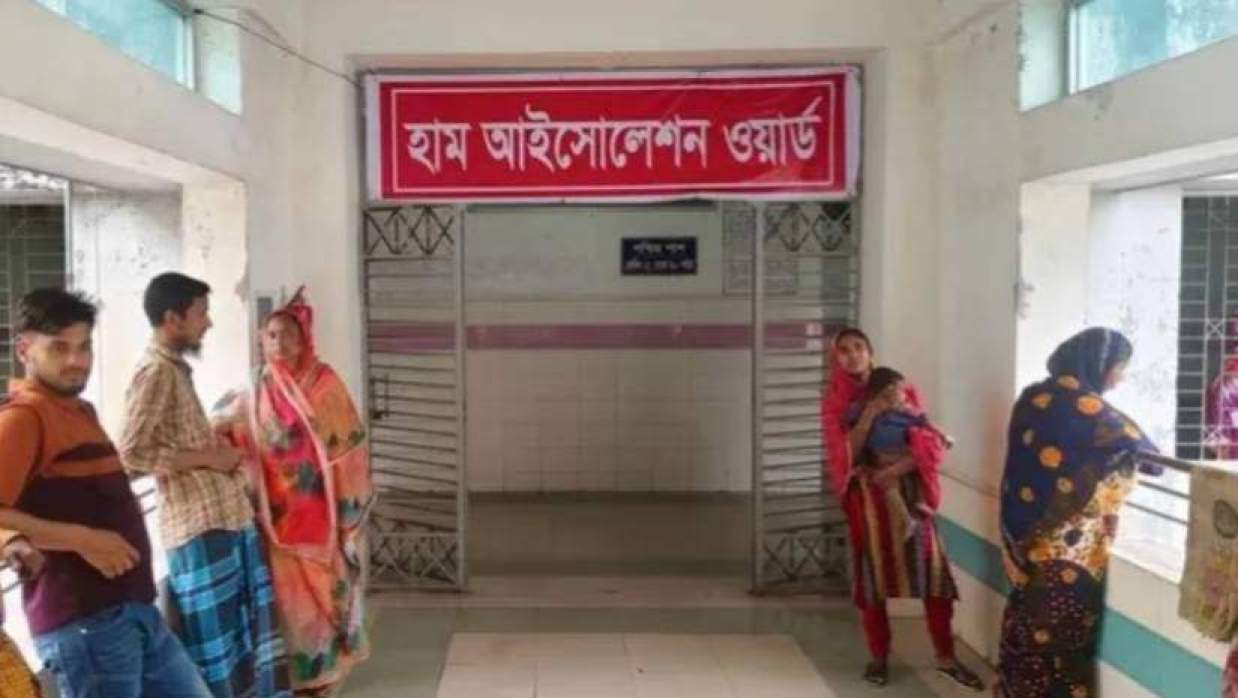 ময়মনসিংহ মেডিকেল কলেজ হাসপাতালের হাম আইসোলেশন ওয়ার্ডের সামনে রোগীর স্বজনদের অপেক্ষা 