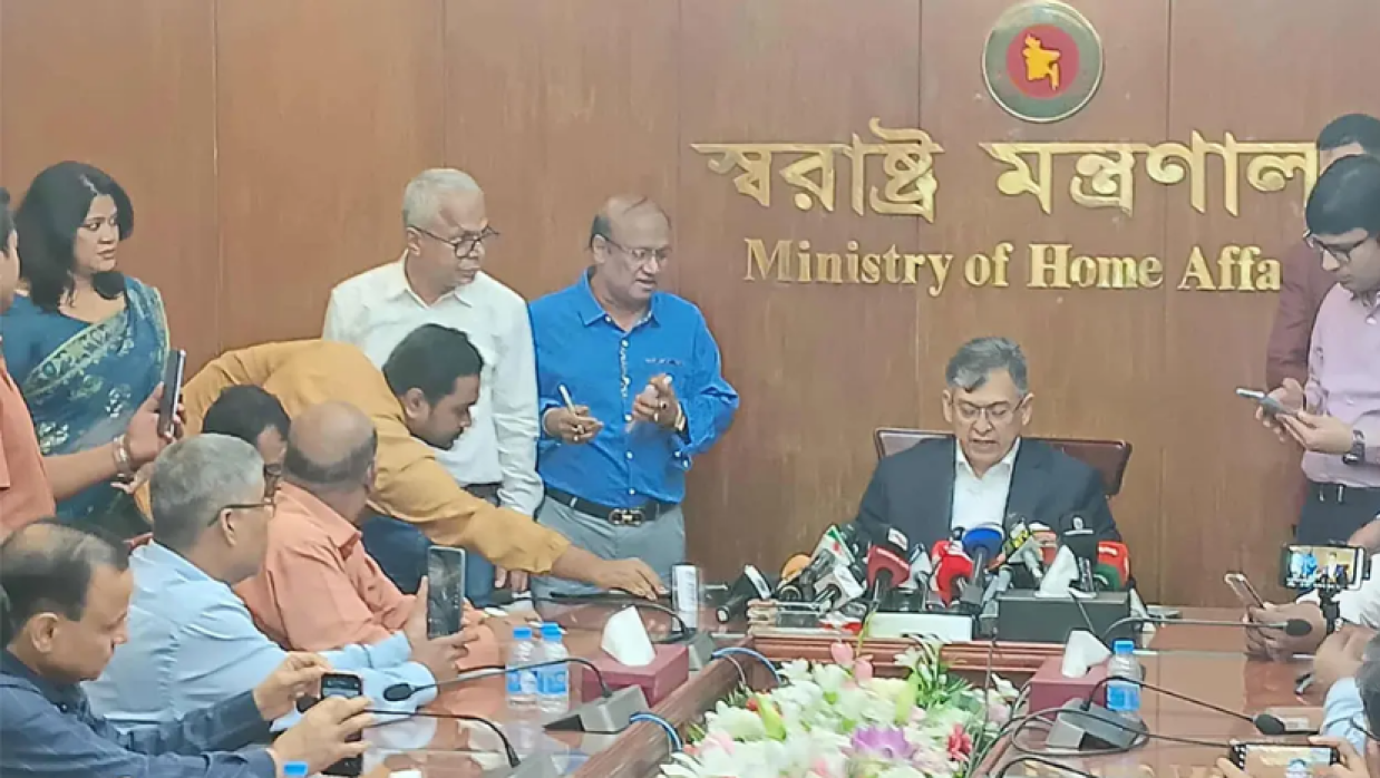 ১৬ জন ডিআইজিকে বাধ্যতামূলক অবসরে পাঠানো ইস্যুতে স্বরাষ্ট্রমন্ত্রী সালাহউদ্দিন আহমদ বলেছেন
