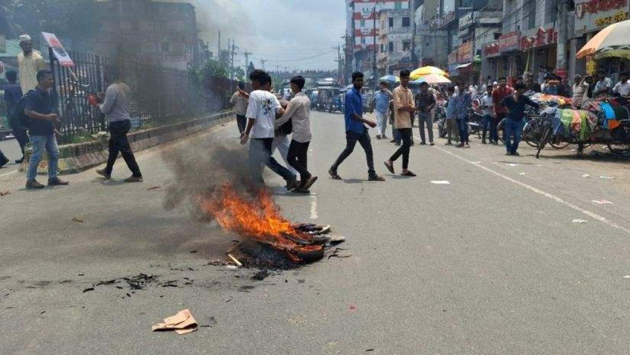 সড়ক অবরোধ করে ছাত্রদলের পদবঞ্চিতদের বিক্ষোভ