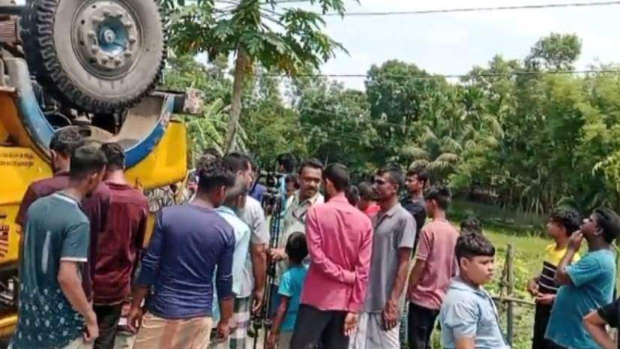 দুর্ঘটনাস্থলে স্থানীয় লোকজনের ভিড়