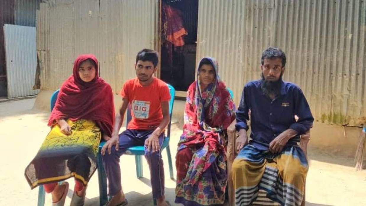 মো. আতিয়ার মোল্লা, তার স্ত্রী রহিমা বিবি এবং তাদের সন্তান আশা আক্তার ও মো. বাদল মোল্লা