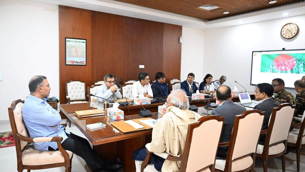 সচিবালয়ে মন্ত্রিপরিষদ বিভাগে প্রধানমন্ত্রীর কার্যালয়ে অনুষ্ঠিত বৈঠকে প্রধানমন্ত্রী তারেক রহমান