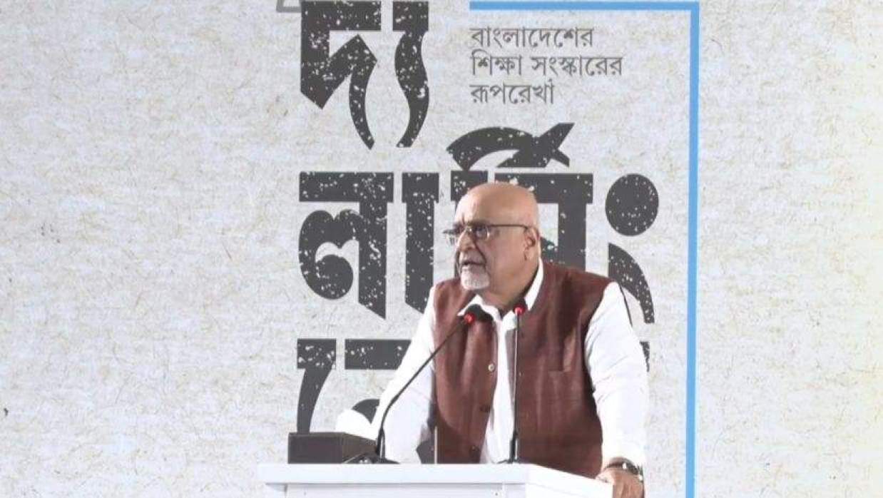 দেবপ্রিয় ভট্টাচার্য কথা বলছেন