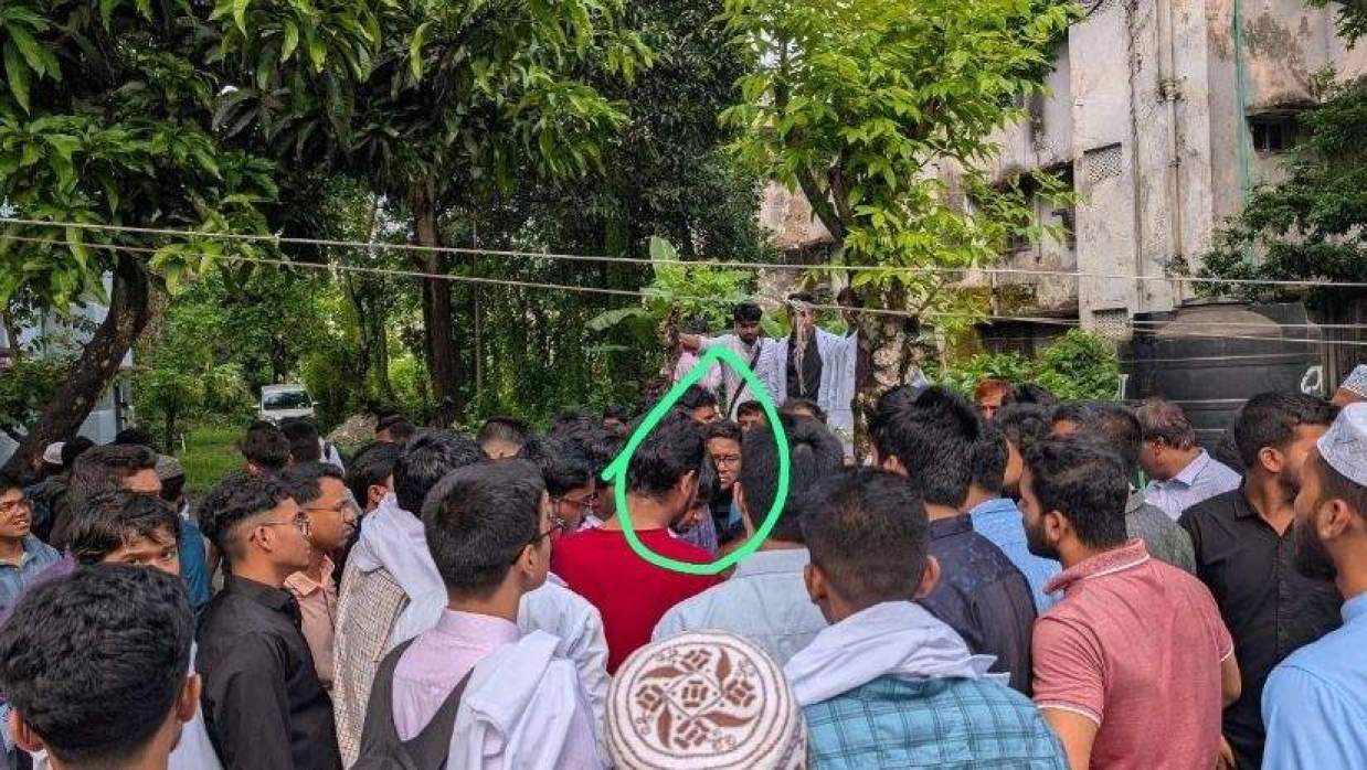 লটারির মাধ্যমে সিট বণ্টনকালে ছাত্রদলের দপ্তর সম্পাদক নোমান ভূঁইয়া (গোল চিহ্নিত) ও ডা. সৈয়দ ইমরান আশফাক সিসিল (বেগুনি রঙের শার্ট পরিহিত)