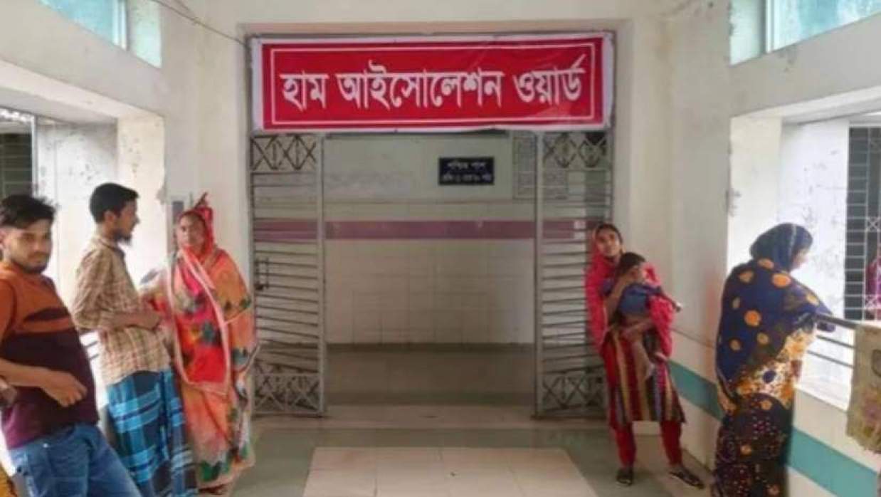 মমেক হাসপাতালের হাম আইসোলেশন ওয়ার্ডের সামনে রোগীর স্বজনদের অপেক্ষা