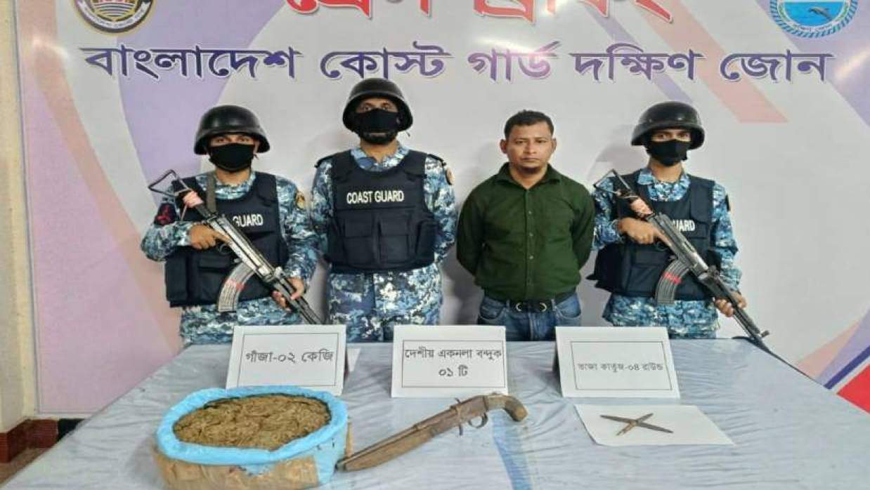 অস্ত্র, গুলি ও মাদকসহ গ্রেপ্তার সন্ত্রাসী জাকির হোসেন ফরাজী