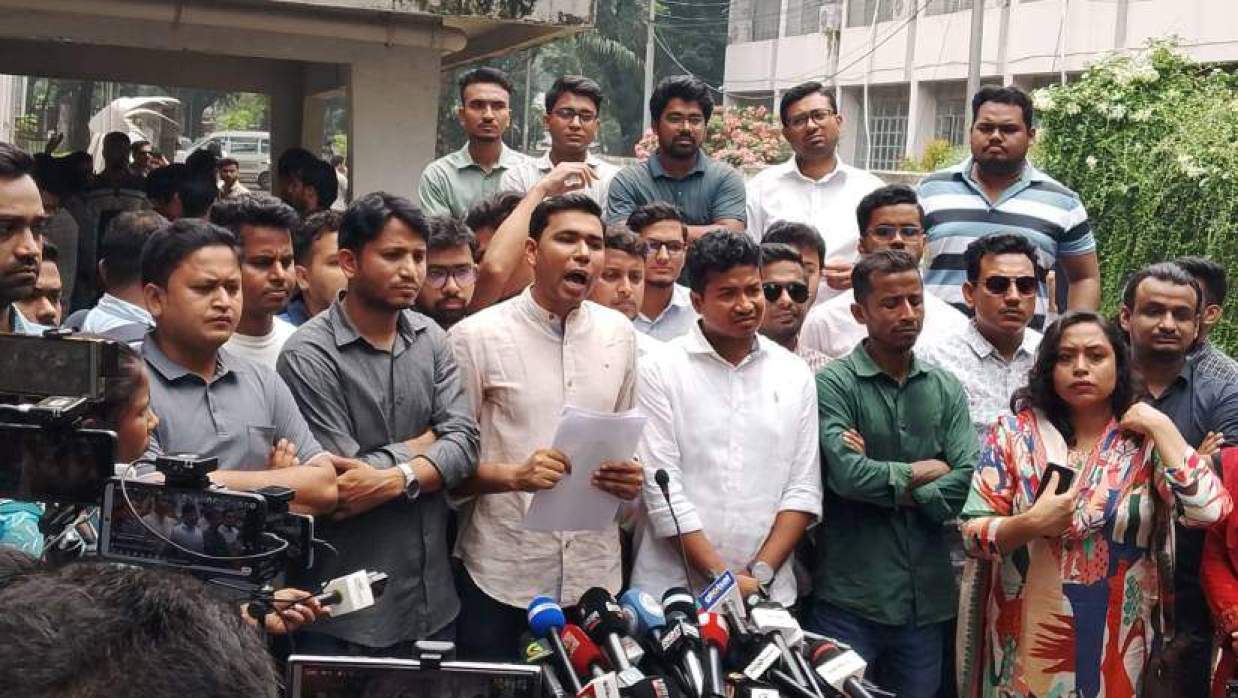 ঢাবি রেজিস্ট্রার বিল্ডিংয়ের সামনে ছাত্রদলের সংবাদ সম্মেলন