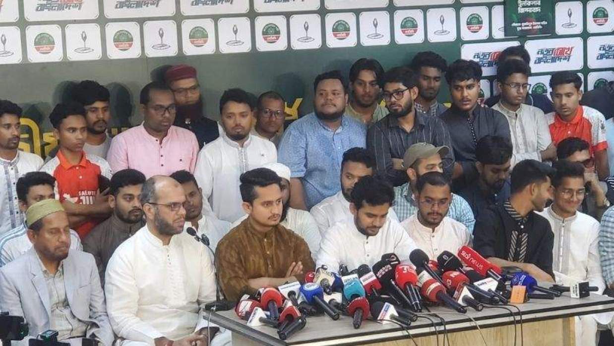 এনসিপিতে যোগ দেওয়া নতুন সদস্যদের সাথে কেন্দ্রীয় নেতারা