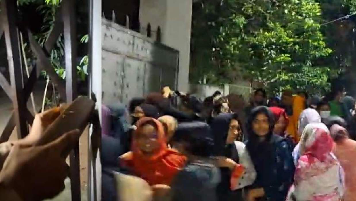 তালা ভেঙে বিক্ষোভে নামেন নারী শিক্ষার্থীরা