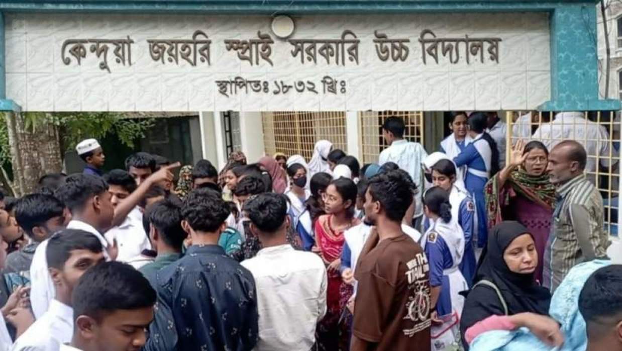 কেন্দ্রের সামনে শিক্ষার্থীদের বিক্ষোভ 