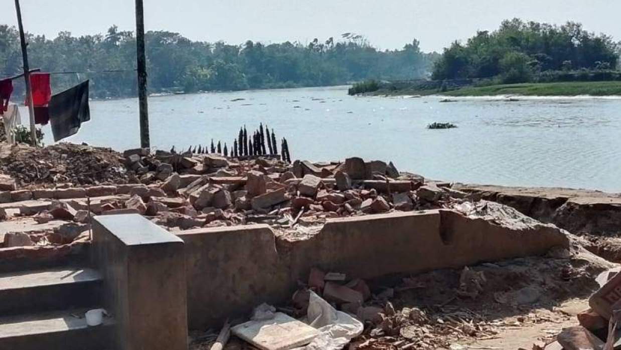 ভৈরব নদে ভাঙনের ফলে অনেক পরিবার তাদের শেষ সম্বল হারিয়ে অন্যত্র আশ্রয় নিতে বাধ্য হয়েছে