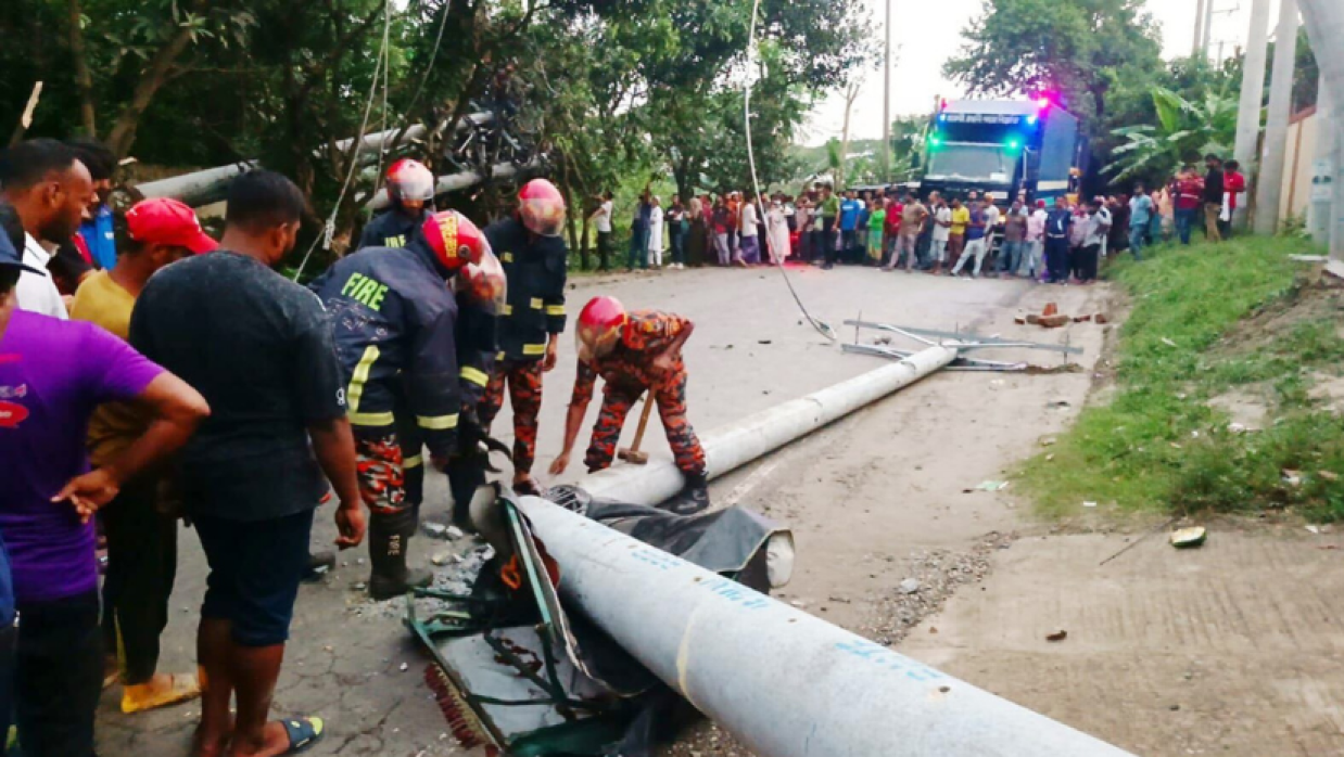 গাজীপুরের কালিগঞ্জে সড়কে ভেঙে পড়া বৈদ্যুতিক খুঁটি উদ্ধার করছে ফায়ার সার্ভিস