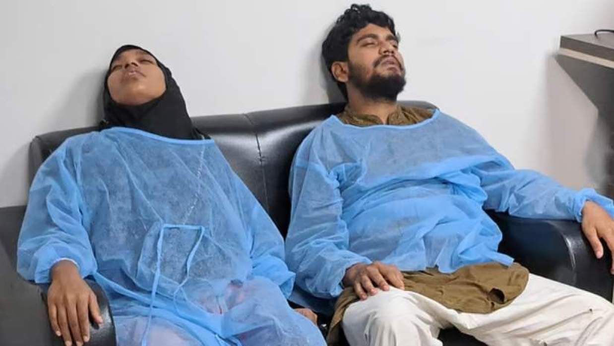  হামে আক্রান্ত হয়ে মৃত শিশুর বাবা-মা 