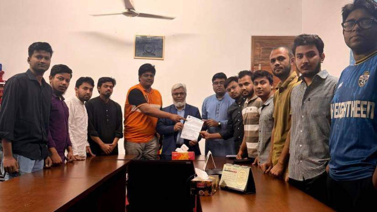 স্মারকলিপি দিচ্ছেন ছাত্রদলের নেতাকর্মীরা