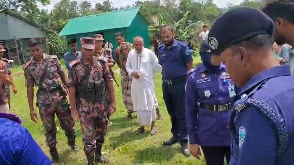 ঘটনাস্থলে আইনশৃঙ্খলা বাহিনীর সদস্য ও স্থানীয় লোকজন 