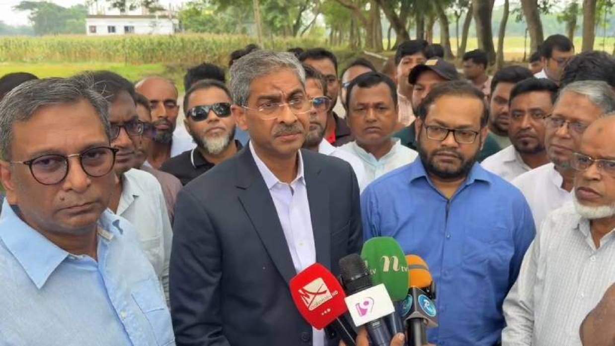 সাংবাদিকদের সঙ্গে কথা বলছেন পানিসম্পদমন্ত্রী