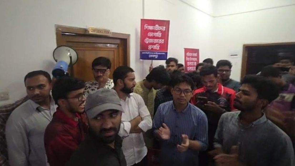  সিনেটের ভেতরে সিন্ডিকেট সভা, বাইরে বিক্ষোভ