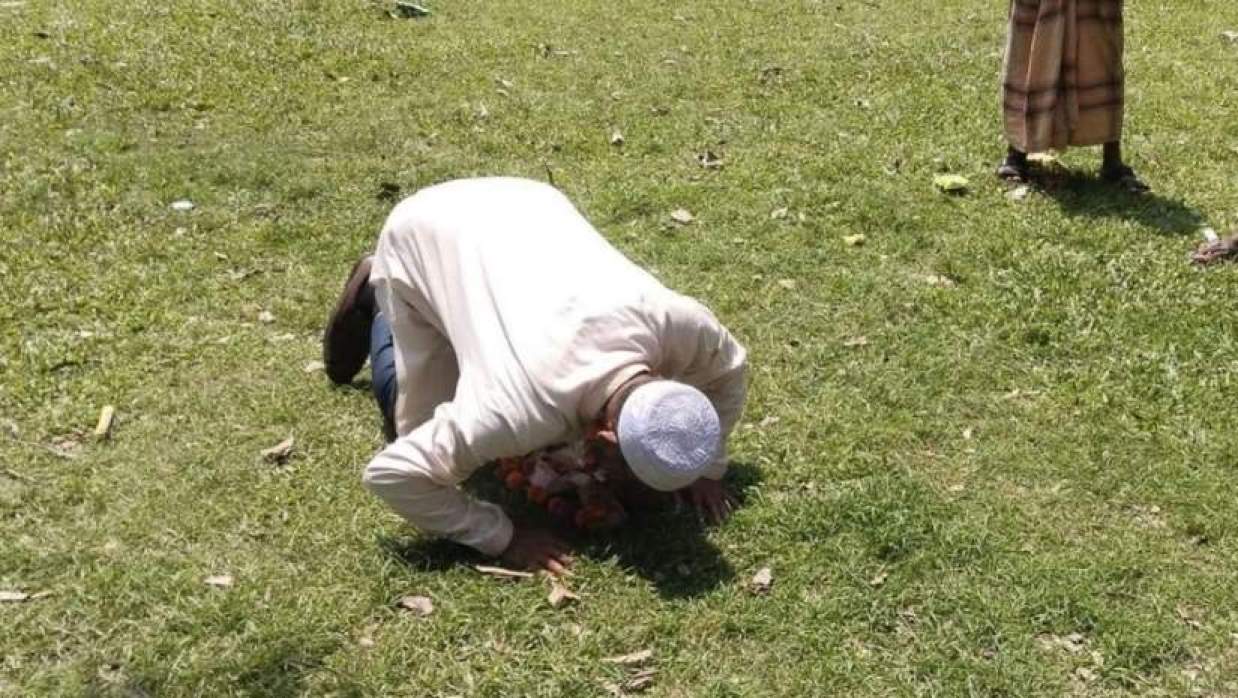 মাঠেই সিজদারত প্রধান শিক্ষক কবির হোসেন