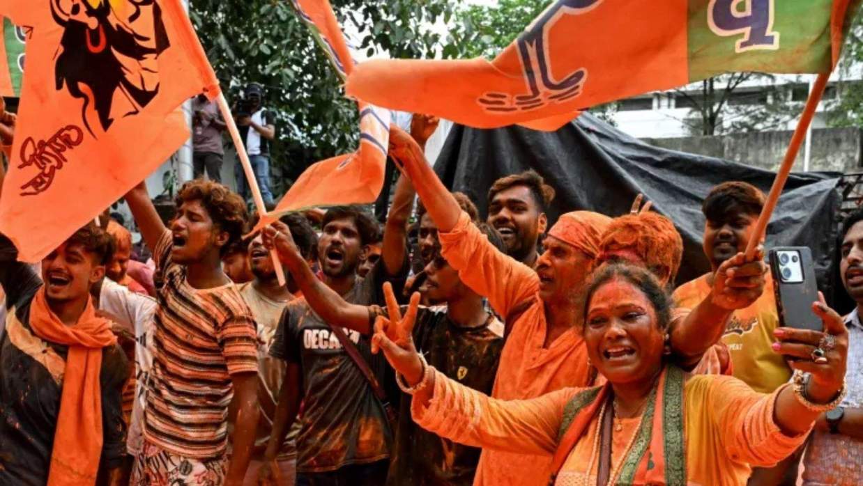 পশ্চিমবঙ্গের বিধানসভা নির্বাচনে জয়ের পর আনন্দ মিছিলে বিজেপি সমর্থকরা