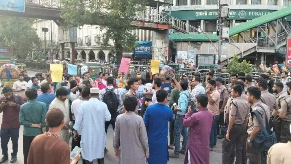 শাহবাগে বয়স বৃদ্ধির দাবিতে প্রধানমন্ত্রীর সাক্ষাৎ চেয়ে পদযাত্রায় পুলিশের বাধা