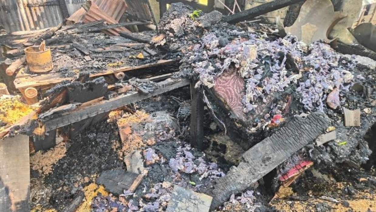 আগুনে পুড়ে গেছে ঘরের সব কিছু