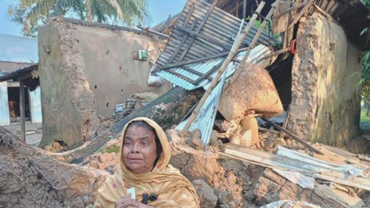 কালবৈশাখীর দাপটে গাছ ভেঙে বসতঘরে, অল্পের জন্য প্রাণে বেঁচে গেলেন আছমা খাতুন