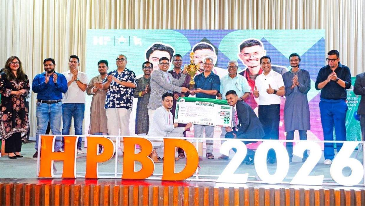 কুয়েটে অনুষ্ঠিত ‘হাল্ট প্রাইজ বাংলাদেশ ন্যাশনাল রাউন্ড ২০২৬’-এর পুরস্কার বিতরণী পর্বে জাতীয় চ্যাম্পিয়ন দল ‘ডেনিম রিভাইভ’-এর সদস্যদের হাতে সম্মাননা তুলে দেন কুয়েটের ভাইস-চ্যান্সেলর প্রফেসর ড. মুহাম্মদ মাছুদ। এ সময় উপস্থিত ছিলেন অতিথিবৃন্দ, বিচারক ও আয়োজকবৃন্দ।