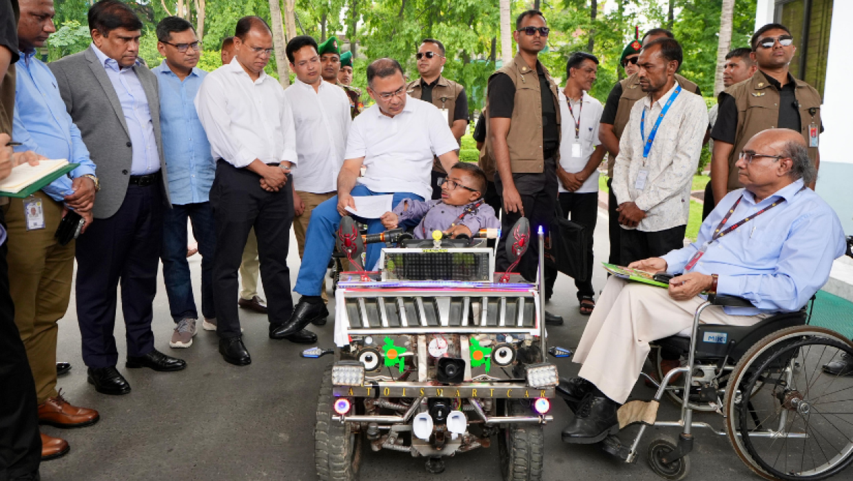 ‘স্মার্ট কারে’ চড়লেন প্রধানমন্ত্রী তারেক রহমান