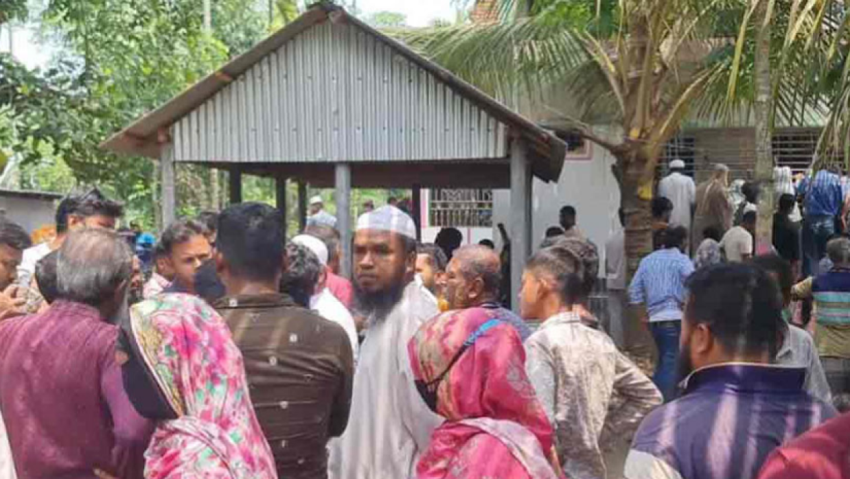 নিহতের বাড়ির সামনে স্থানীয়দের ভিড়