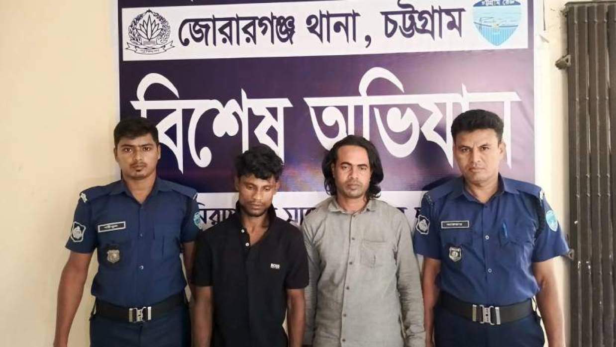 গ্রেপ্তার দুজন (মাঝখানে)