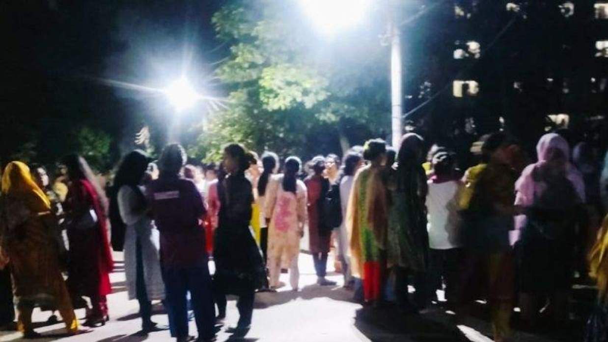 ছাত্রীদের বিক্ষোভ 
