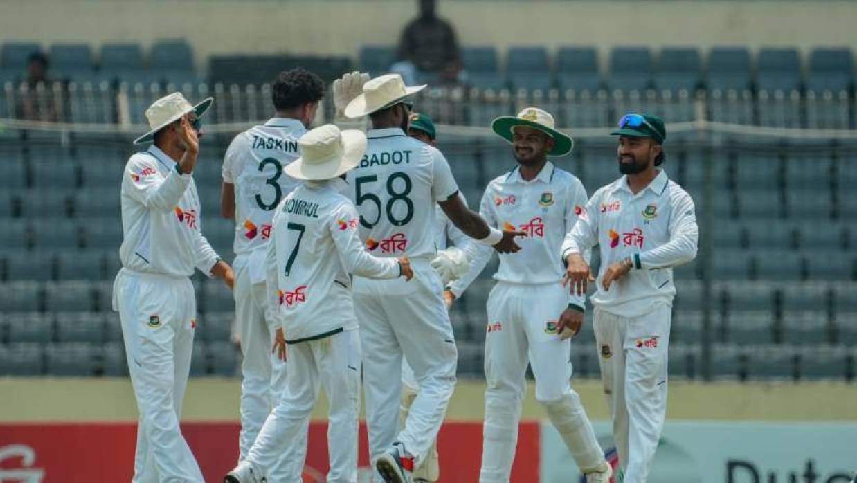 পাকিস্তানের আরেক উইকেটের পতন। মিরাজদের উদযাপন
