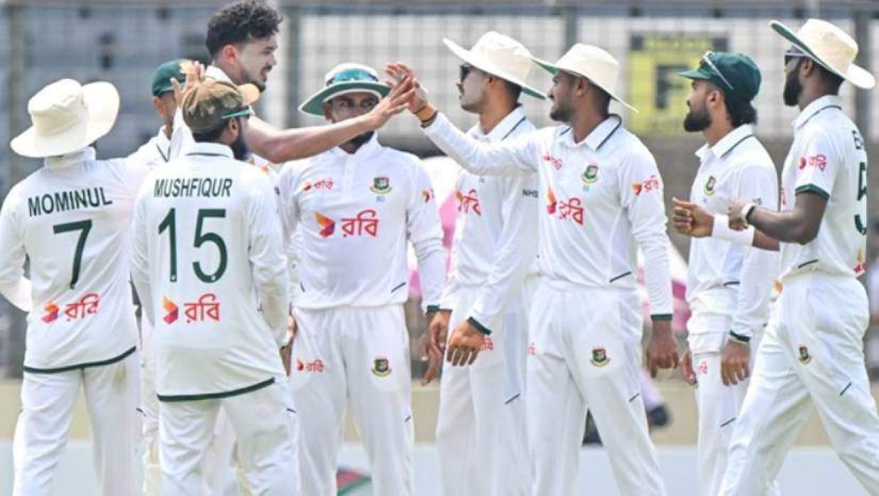 পাকিস্তানের উইকেট নেওয়ার পর টাইগারদের উদযাপন