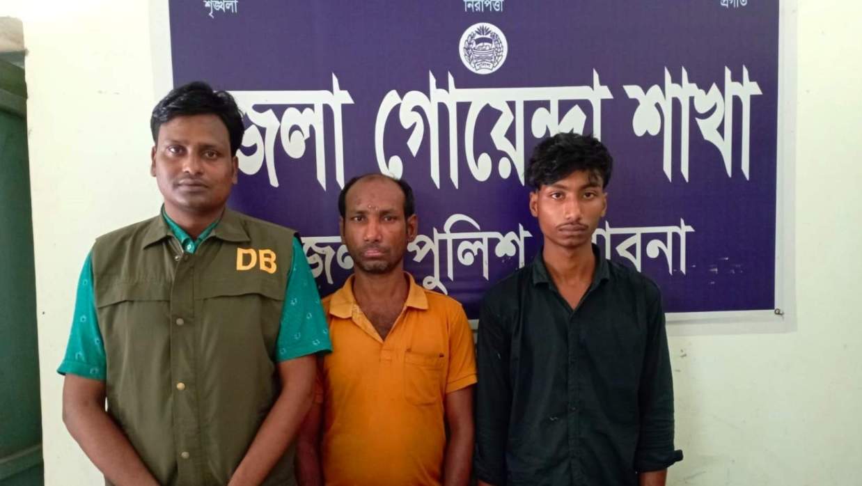 আটক মাদক কারবারি বাবা ছেলে ভুট্টু ও শিমুল।