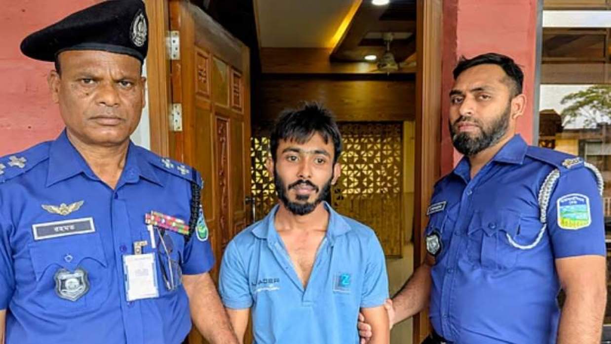 এক যুবককে আটক করেছেন শিক্ষার্থীরা