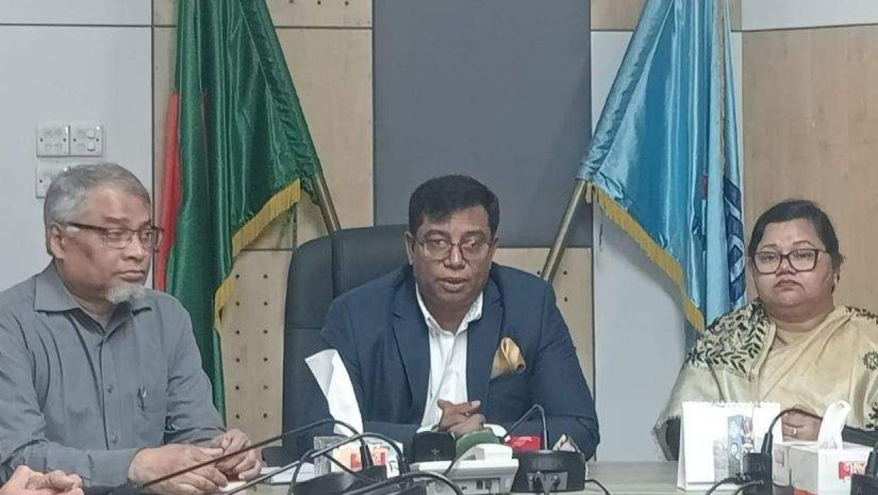 সংবাদ সম্মেলনে ইউজিসি চেয়ারম্যান