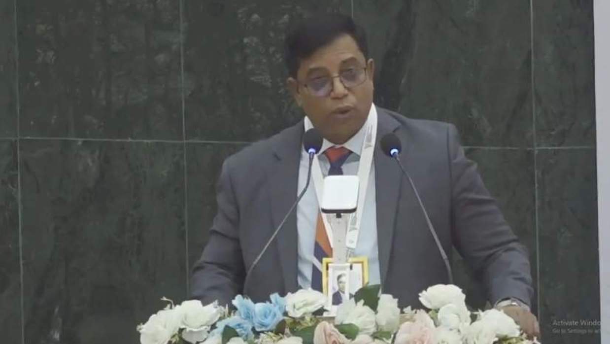 ঢাবির সিনেট ভবনে দিনব্যাপী ‘বাংলাদেশে উচ্চ শিক্ষা রূপান্তর: টেকসই উৎকর্ষতার রোডম্যাপ’ শীর্ষক অনুষ্ঠানে কথা বলছেন ইউজিসি চেয়ারম্যান