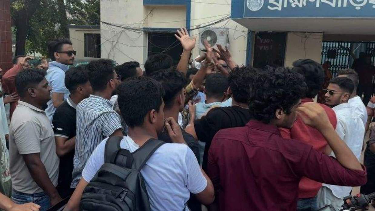 ছাত্রদলের থানা ঘেরাও