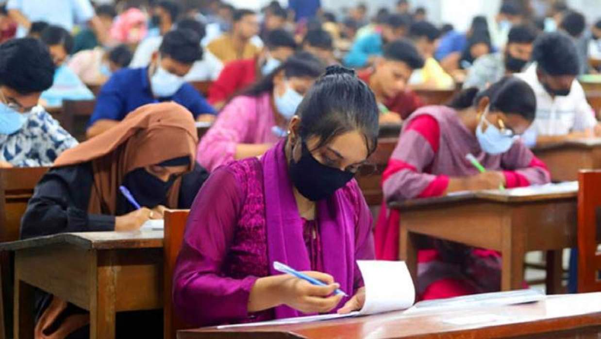 বিশ্ববিদ্যালয়ের ভর্তি পরীক্ষায় অংশগ্রহণকারী শিক্ষার্থী