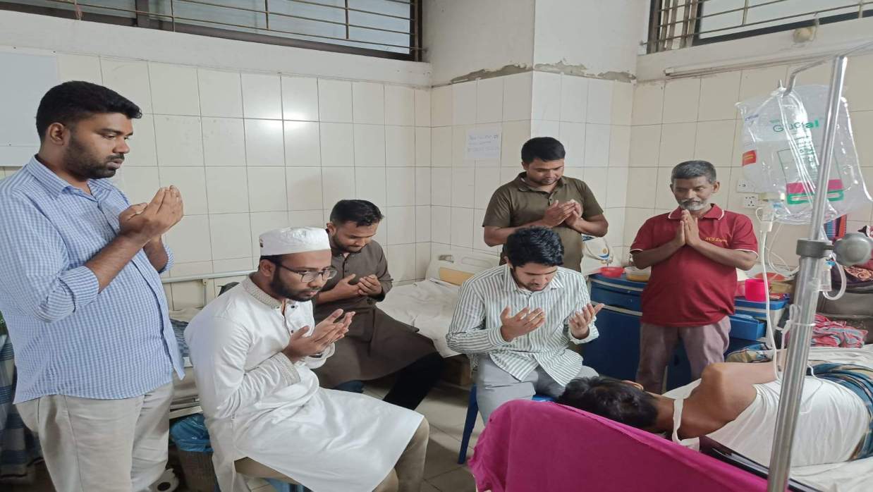 নোবিপ্রবির অসুস্থ শিক্ষার্থীকে দেখতে হসপিটালে ছাত্রশিবিরের কেন্দ্রীয় সেক্রেটারি জেনারেল সিবগাতুল্লাহ সিবগা