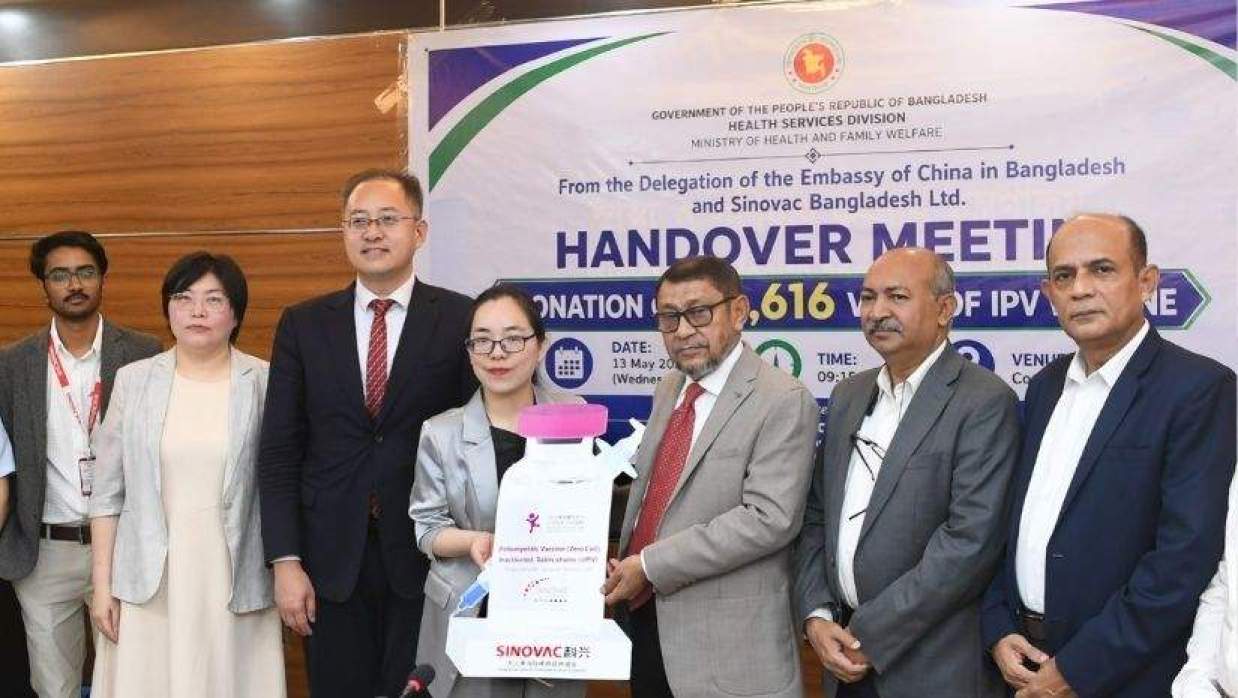 স্বাস্থ্য ও পরিবার কল্যাণ মন্ত্রী সরদার মো. সাখাওয়াত হোসেন বকুলের হাতে টিকার অনুদান সিনোভ্যাক ফাউন্ডেশনের