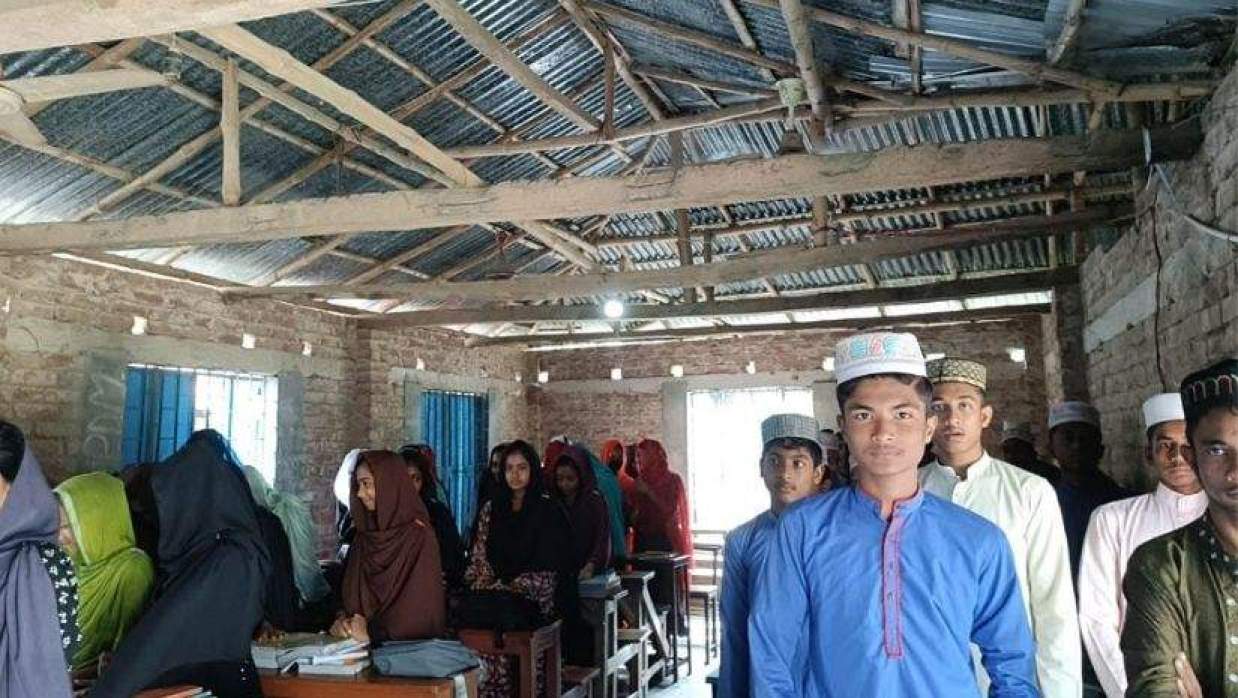 পাঁচভুলোট দাখিল মাদ্রাসার জরাজীর্ণ ভবণে ক্লাস চলাকালীন 