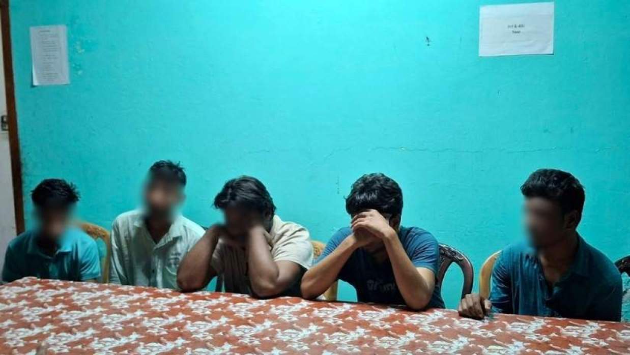 দুই ছাত্রদল নেতা ও এক বহিরাগতসহ আটক মোট ৫ জনকে ১৫ দিনের কারাদণ্ড দেয়া হয়