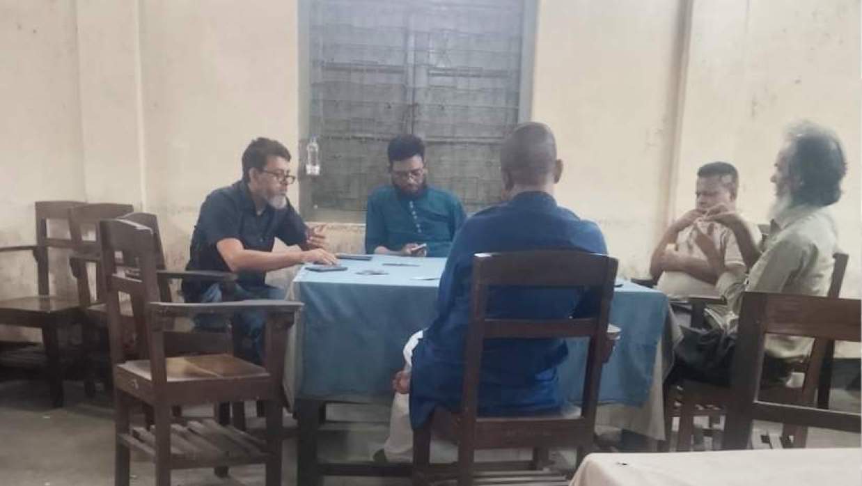 কার্ড খেলছে ঢাকা বিশ্ববিদ্যালয়ের পাচঁজন কর্মকর্তা