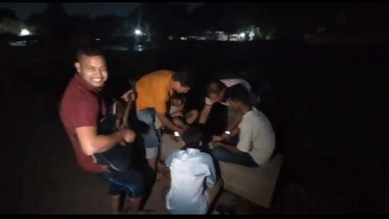 রাজধানীর শাহবাগ থানাধীন সোহরাওয়ার্দী উদ্যানে ছদ্মবেশে গিটার বাজিয়ে গান গেয়ে মাদকসেবী ধরছে পুলিশ