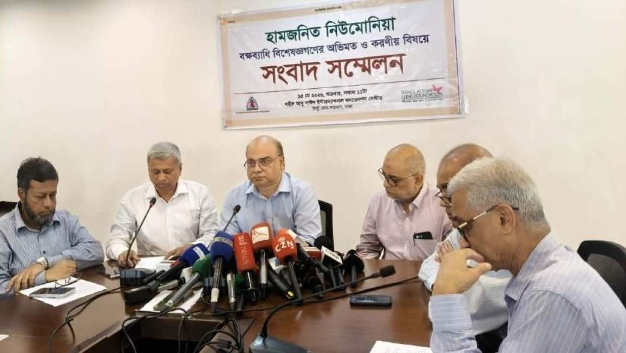 সংবাদ সম্মেলনে বিশেষজ্ঞ চিকিৎসকরা